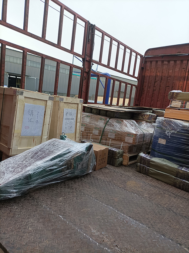 電磁給料機(jī)、2臺檢驗篩、網(wǎng)架等發(fā)貨