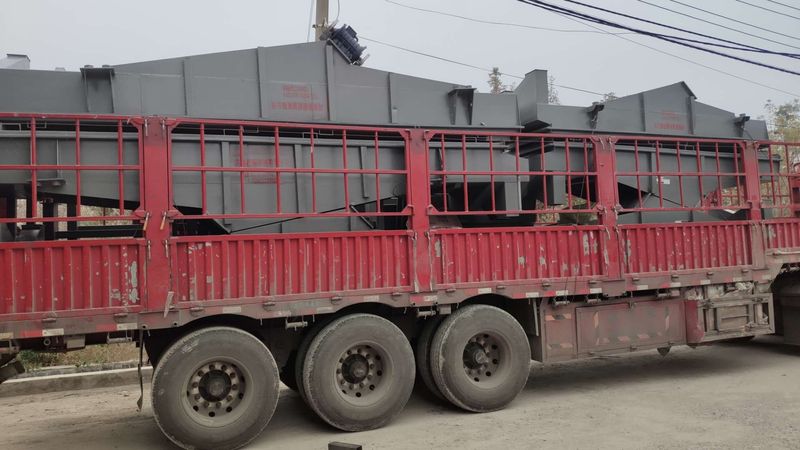 江西新材料客戶4臺(tái)1550直線篩裝車發(fā)貨現(xiàn)場(chǎng)