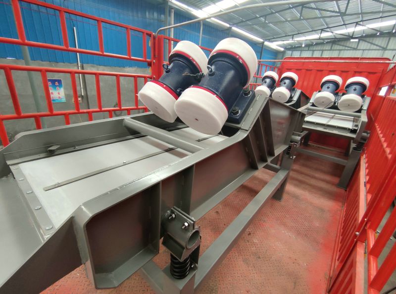 湖南客戶3臺(tái)脫水篩裝車發(fā)貨現(xiàn)場(chǎng)