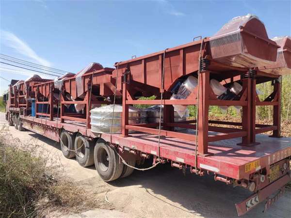 10臺直線振動篩發貨 大批量生產， 感謝客戶信任與支持！