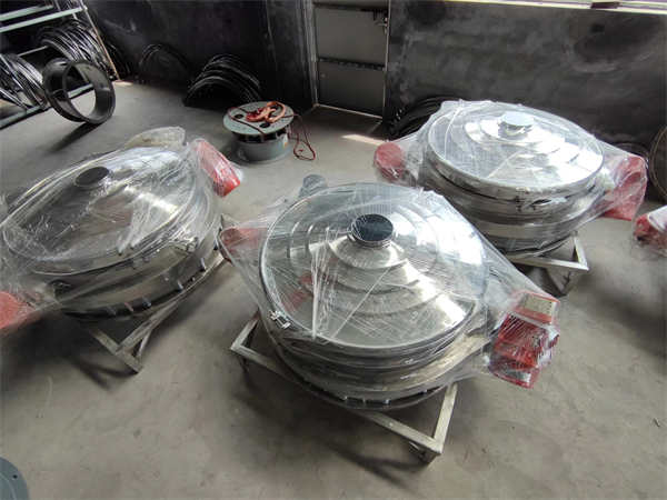 4臺1200不銹鋼直排篩發貨， 加裝超聲波系統，篩分精度高，產量大， 能耗低，全封閉，無粉塵，特制電機。