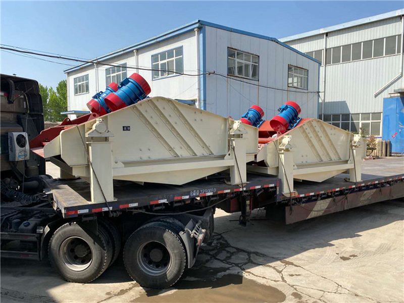 廣東客戶2臺(tái)脫水篩裝車發(fā)貨現(xiàn)場(chǎng)